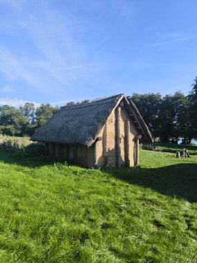 Köydeki eski ahşap ev.