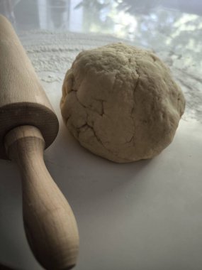 Tahta bir kaseyle yuvarlanan iğne.