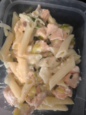 Makarnayı somonla kapat.