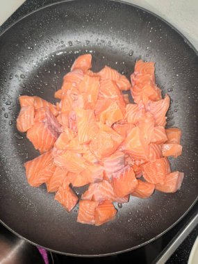 Limon ve baharatlı kızarmış balık filetosu.