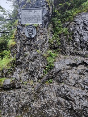 Dağlardaki eski taşın anıtı.