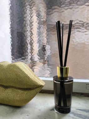 Bir fincan kahve ve ahşap zemin üzerinde bir çaydanlık.