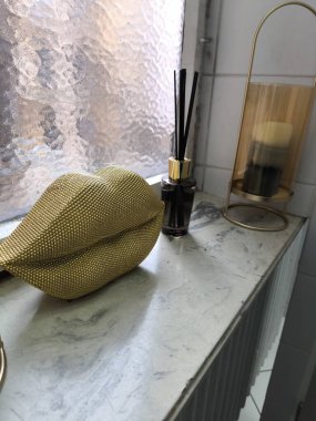 Bir mutfak masası ve bir fincan çay.