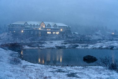Kolombiya Buz Sahası Keşif Merkezi (Glacier View Lodge) karlı kış mevsiminde. Jasper Ulusal Parkı, Alberta, Kanada.