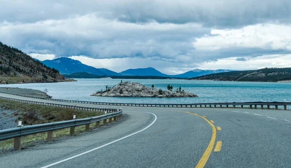 Alberta Highway 11 (David Thompson Hwy) ao longo do lago Abraham, uma pequena ilhota rochosa na margem do lago. Parque Nacional Jasper, Canadá. — Fotografia de Stock