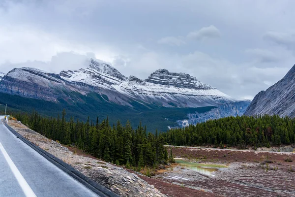 Montaña Cirrus cubierta de nieve a finales de la temporada de otoño. Vista desde el Icefields Parkway (Alberta Highway 93), Parque Nacional Jasper, Canadá. — Foto de Stock