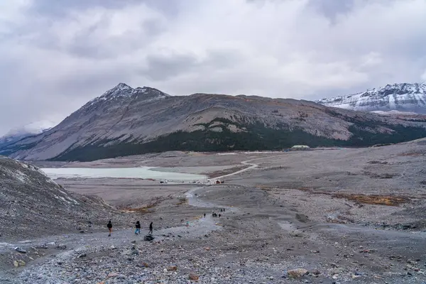 Toe of the Athabasca Glacier Trail 의 약자입니다. Columbia Icefield, Jasper National Park, Alberta, Canada. — 스톡 사진