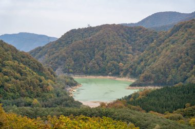 Futai Barajı sonbahar yeşillik mevsiminde. Naeba, Yuzawa, Niigata Bölgesi, Japonya