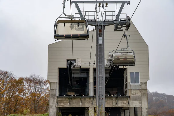 Naeba, Yuzawa, Niigata Prefecture, Japan - OCT 21 2019: Tashiro Rapid Lift, Tashiro Skigebied in het najaar gebladerte seizoen. — Stockfoto