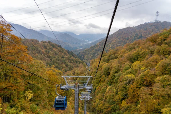 Vista de montanhas e vales da Dragondola (Naeba-Tashiro Gondola) na época de folhagem de outono. A maior linha aérea de elevação de gôndola do Japão. Naeba, Yuzawa, Prefeitura de Niigata, Japão. — Fotografia de Stock