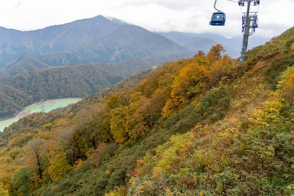 Vista de montanhas e vales da Dragondola (Naeba-Tashiro Gondola) na época de folhagem de outono. A maior linha aérea de elevação de gôndola do Japão. Naeba, Yuzawa, Prefeitura de Niigata, Japão. — Fotografia de Stock