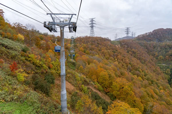 가을에는 드라 곤돌라 (Naeba-Tashiro Gondola) 산과 계곡의 모습이 나타난다. 일본에서 가장 긴 항공 곤돌라 노선이다. 나바, 유자와, 니가 타 현, 일본. — 스톡 사진