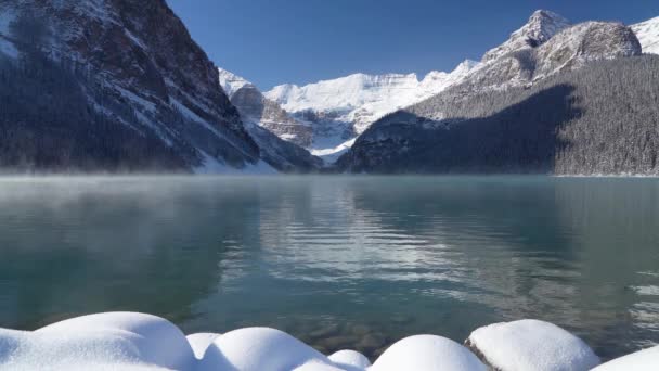 Lake Louise Début Hiver Matin Ensoleillé Brume Flottant Sur Surface — Video