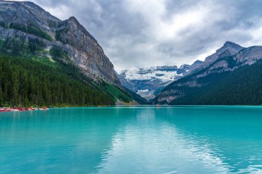 Yaz günü Louise Gölü 'nde kano. Turistler, Banff Ulusal Parkı, Alberta, Kanada 'daki turkuaz renkli gölde boş su aktivitelerinin keyfini çıkarıyorlar..