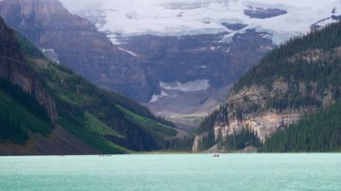 Yaz günü Louise Gölü 'nde kano. Turistler, Banff Ulusal Parkı, Alberta, Kanada 'daki turkuaz renkli gölde boş su aktivitelerinin keyfini çıkarıyorlar..