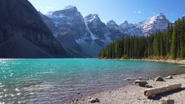 Lac Moraine beau paysage en été au début de l'automne matin ensoleillé. Eau bleue turquoise scintillante, vallée enneigée des Dix Pics. Parc national Banff, Rocheuses canadiennes, Alberta, Canada — Video