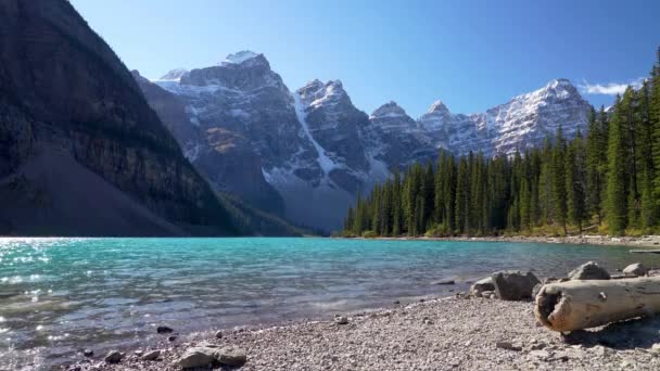 Lago Moraine hermoso paisaje en verano a principios de otoño día soleado mañana. Brillante agua azul turquesa, nevado Valle de los Diez Picos. Banff National Park, Canadian Rockies, Alberta, Canadá — Vídeos de Stock