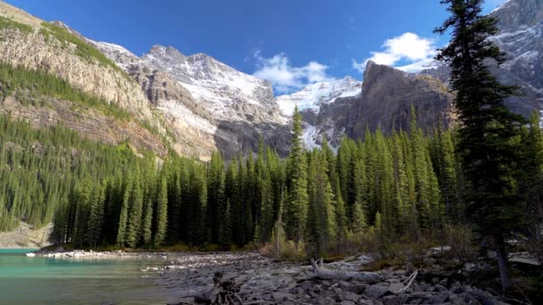 Moraine tó gyönyörű táj nyáron a kora őszi napsütéses reggel. Csillogó türkiz kék víz, hófödte Tíz Csúcs Völgye. Banff Nemzeti Park, Canadian Rockies, Alberta, Kanada — Stock videók