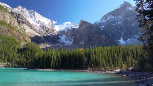 Moränensee schöne Landschaft im Sommer bis zum frühen Herbst sonnigen Tag Morgen. Türkisblaues Wasser, schneebedecktes Tal der Zehn Zinnen. Banff Nationalpark, kanadische Rockies, Alberta, Kanada — Stockvideo