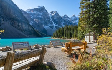 Alberta, Kanada - 27 Ocak 2020: güneşli yaz sabahı Moraine Gölü göl yolu. Banff Ulusal Parkı 'ndaki güzel manzara, Kanada Kayalıkları.