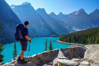 Moraine Gölü Rockpile Patikası yaz güneşli bir sabah, turistler güzel manzaranın tadını çıkarıyor. Banff Ulusal Parkı, Kanada Kayalıkları, Alberta, Kanada.