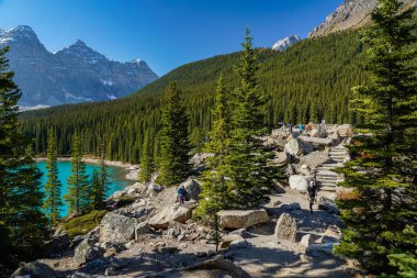 Alberta, Kanada - SEP 27 2020: Moraine Gölü Rockpile Patikası yaz güneşli bir günde, turistler güzel manzaranın tadını çıkarıyor. Banff Ulusal Parkı, Kanada Kayalıkları.