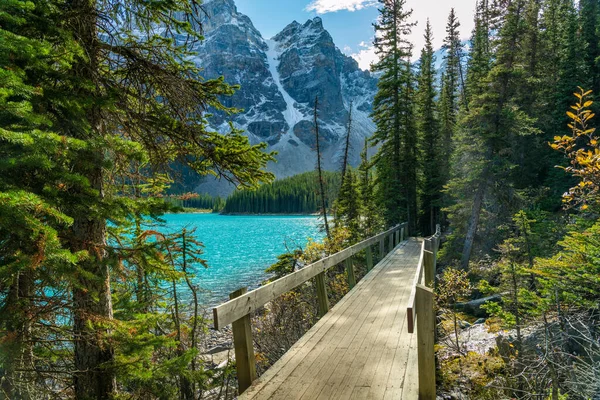 Moraine lake beautiful landscape in summer to early autumn sunny day morning. Sparkle turquoise blue water, snow-covered Valley of the Ten Peaks. Banff National Park, Canadian Rockies, Alberta, Canada — Stock Photo, Image