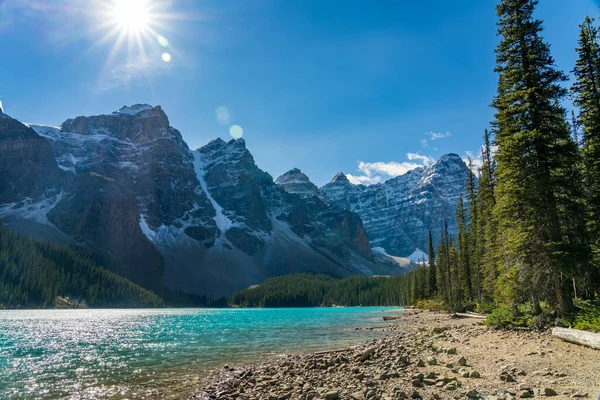 Moraine tó gyönyörű táj a nyári napsütéses reggelen. Csillogó türkiz kék víz, hófödte Tíz Csúcs Völgye. Banff Nemzeti Park, Canadian Rockies, Alberta, Kanada — Stock Fotó