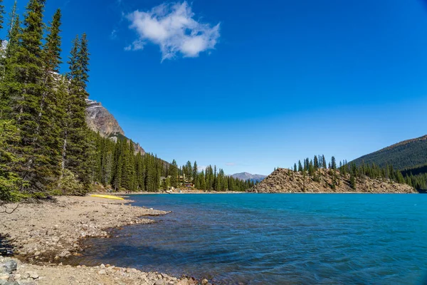 Moraine lago bela paisagem no verão ensolarado dia manhã. Sparkle água azul-turquesa, coberto de neve Vale dos Dez Picos. Banff National Park, Canadian Rockies, Alberta, Canadá — Fotografia de Stock