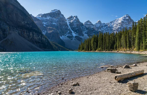 Moraine lake beautiful landscape in summer sunny day morning. Sparkle turquoise blue water, snow-covered Valley of the Ten Peaks. Banff National Park, Canadian Rockies, Alberta, Canada — Stock Photo, Image
