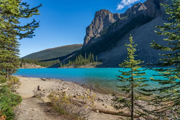 Moraine lago bela paisagem no verão ensolarado dia manhã. Sparkle água azul-turquesa, coberto de neve Vale dos Dez Picos. Banff National Park, Canadian Rockies, Alberta, Canadá — Fotografia de Stock