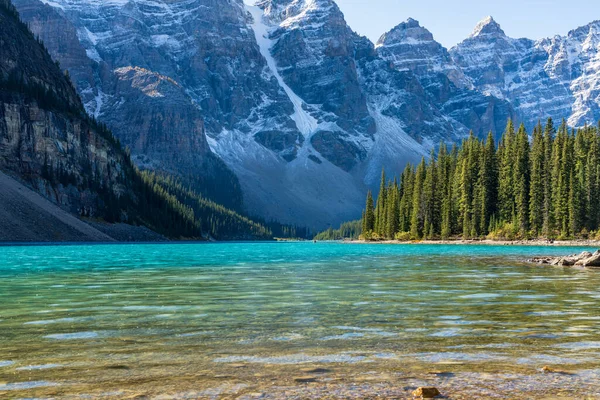 Moraine tó gyönyörű táj a nyári napsütéses reggelen. Csillogó türkiz kék víz, hófödte Tíz Csúcs Völgye. Banff Nemzeti Park, Canadian Rockies, Alberta, Kanada — Stock Fotó