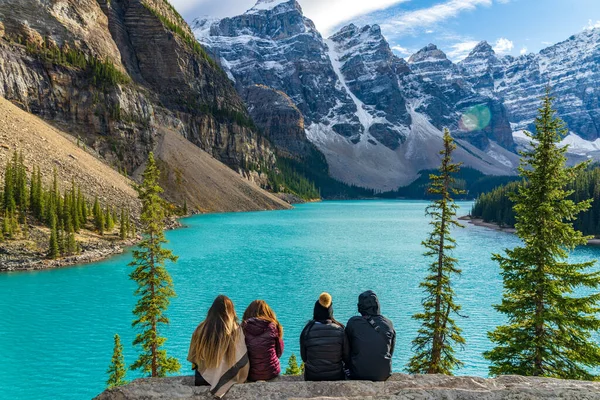 Moraine Lake Rockpile Trail no verão manhã dia ensolarado, os turistas apreciando a bela paisagem. Banff National Park, Canadian Rockies, Alberta, Canadá. — Fotografia de Stock