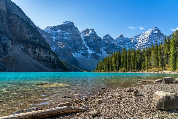 Moraine lake beautiful landscape in summer sunny day morning. Sparkle turquoise blue water, snow-covered Valley of the Ten Peaks. Banff National Park, Canadian Rockies, Alberta, Canada — Stock Photo, Image