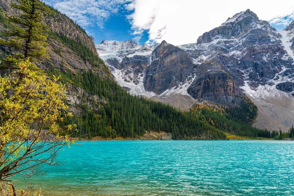 Moraine lago bela paisagem no verão ao início do outono dia ensolarado manhã. Sparkle água azul-turquesa, coberto de neve Vale dos Dez Picos. Banff National Park, Canadian Rockies, Alberta, Canadá — Fotografia de Stock