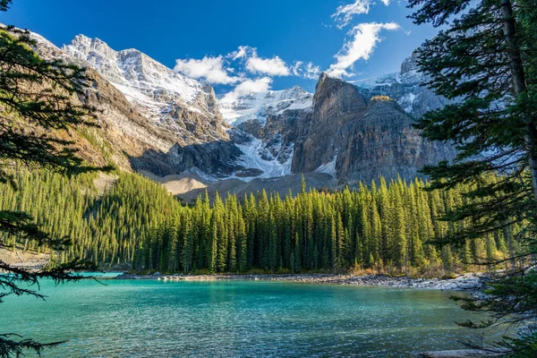 Moraine lago bela paisagem no verão ao início do outono dia ensolarado manhã. Sparkle água azul-turquesa, coberto de neve Vale dos Dez Picos. Banff National Park, Canadian Rockies, Alberta, Canadá — Fotografia de Stock