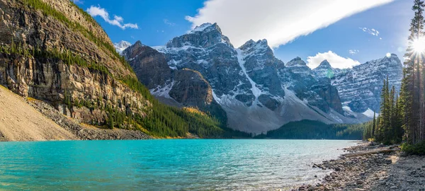 Lac Moraine beau paysage en été au début de l'automne matin ensoleillé. Eau bleue turquoise scintillante, vallée enneigée des Dix Pics. Parc national Banff, Rocheuses canadiennes, Alberta, Canada — Photo