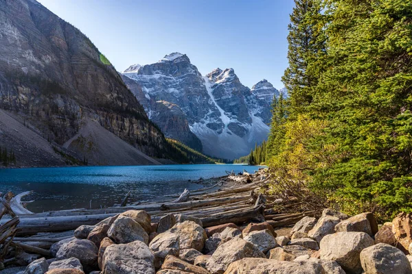 Moraine lago bela paisagem no verão ensolarado dia manhã. Sparkle água azul-turquesa, coberto de neve Vale dos Dez Picos. Banff National Park, Canadian Rockies, Alberta, Canadá — Fotografia de Stock