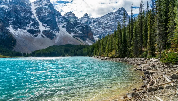 Moraine lago bela paisagem no verão ensolarado dia manhã. Sparkle água azul-turquesa, coberto de neve Vale dos Dez Picos. Banff National Park, Canadian Rockies, Alberta, Canadá — Fotografia de Stock