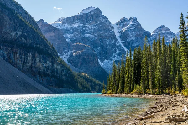 Moraine tó gyönyörű táj a nyári napsütéses reggelen. Csillogó türkiz kék víz, hófödte Tíz Csúcs Völgye. Banff Nemzeti Park, Canadian Rockies, Alberta, Kanada — Stock Fotó