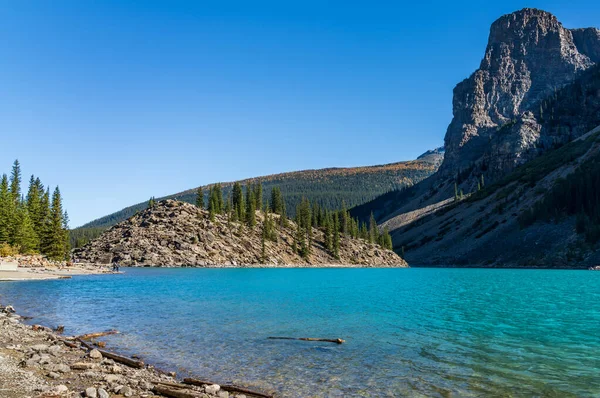 Moraine lago bela paisagem no verão ensolarado dia manhã. Sparkle água azul-turquesa, coberto de neve Vale dos Dez Picos. Banff National Park, Canadian Rockies, Alberta, Canadá — Fotografia de Stock