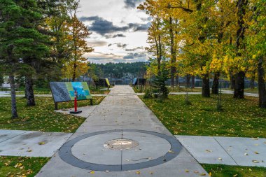 Alberta, Kanada - OCT 09 2020: Sonbahar yeşillik mevsiminde Waterton-Buzul Uluslararası Barış Parkı. Şafakta Waterton Gölü kıyısı, gün doğumunda güzel, ateşli bulutlar. Waterton Gölleri Ulusal Parkı