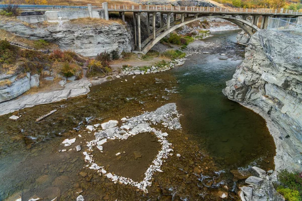 룬트 브렉 폭포 (Lundbreck Falls) 는 가을 잎이 무성하게 자라는 강 유역의 폭포이다. 캐나다 알버타. — 스톡 사진