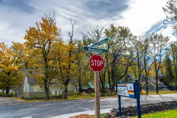 Альберта, Канада - OCT 09 2020: Waterton Village. Вигляд вулиці на осінню пору року. Ватертон Лейкс національний парк. — стокове фото