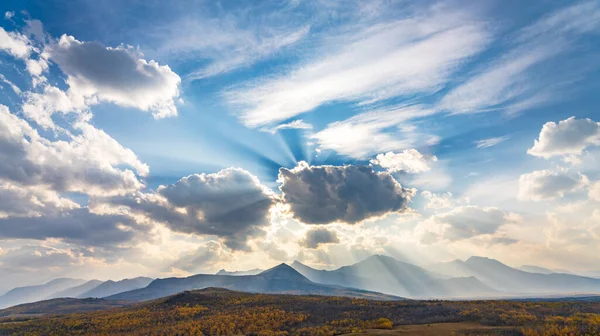 Vast prairie and forest in beautiful autumn. Sunlight passing blue sky and clouds on mountains. Fall color landscape background. Waterton Scenic Spot, Waterton Lakes National Park, Alberta, Canada. — Foto de Stock