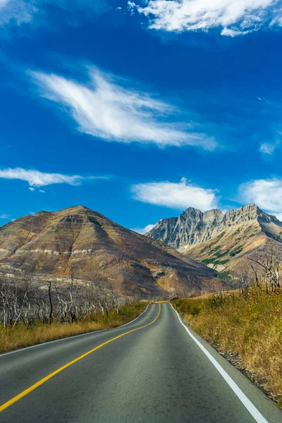 Red Rock Canyon Parkway no outono manhã dia ensolarado. Waterton Lakes National Park, Alberta, Canadá. — Fotografia de Stock