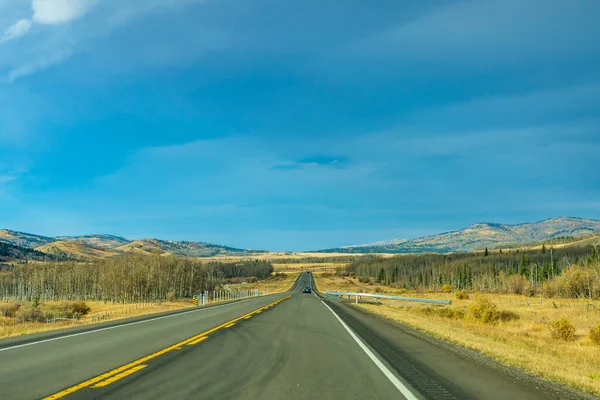 Αγροτικός δρόμος, αγροτικό τοπίο την φθινοπωρινή περίοδο. Επαρχιακός αριθμός οδού Alberta 22, επίσης γνωστό ως το μονοπάτι Cowboy. Αλμπέρτα, Καναδάς. — Φωτογραφία Αρχείου