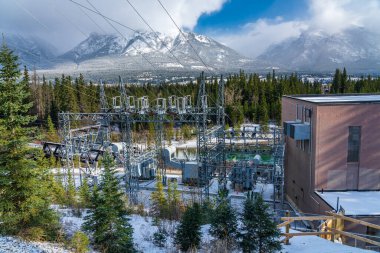 Kanada Kayalıkları 'nda kış mevsimi güneşli sabahında hidroelektrik santrali Canmore' u çalıştırın. Canmore, Alberta, Kanada.