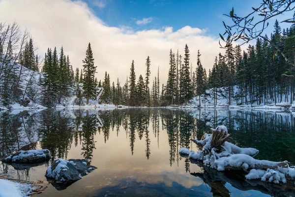 Lagos de Grassi superior en temporada de invierno. El reflejo de la superficie del lago como un espejo. Canmore, Alberta, Canadá. —  Fotos de Stock