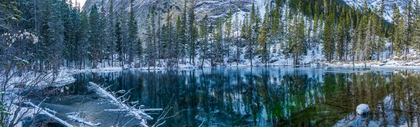 Vista panorámica de los lagos del Bajo Grassi en temporada de invierno. El reflejo de la superficie del lago como un espejo. Canmore, Alberta, Canadá. —  Fotos de Stock